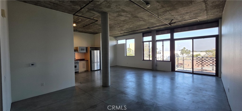 835 Locust Avenue, Unit 521 Long Beach, CA 90813 - Photo 2 of 18 a view of an empty room with a window