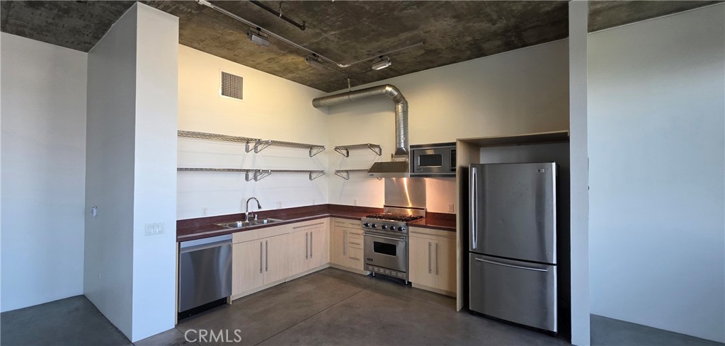 835 Locust Avenue, Unit 521 Long Beach, CA 90813 - Photo 5 of 18 a kitchen with stainless steel appliances a refrigerator and a sink