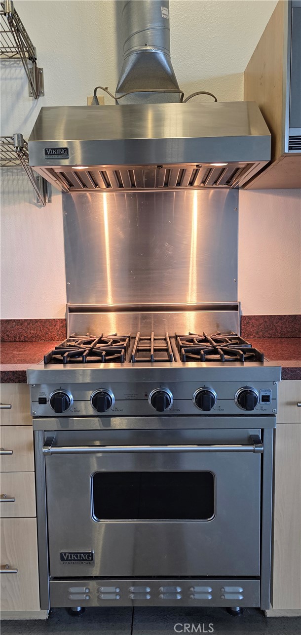 835 Locust Avenue, Unit 521 Long Beach, CA 90813 - Photo 6 of 18 a stove top oven sitting inside of a kitchen