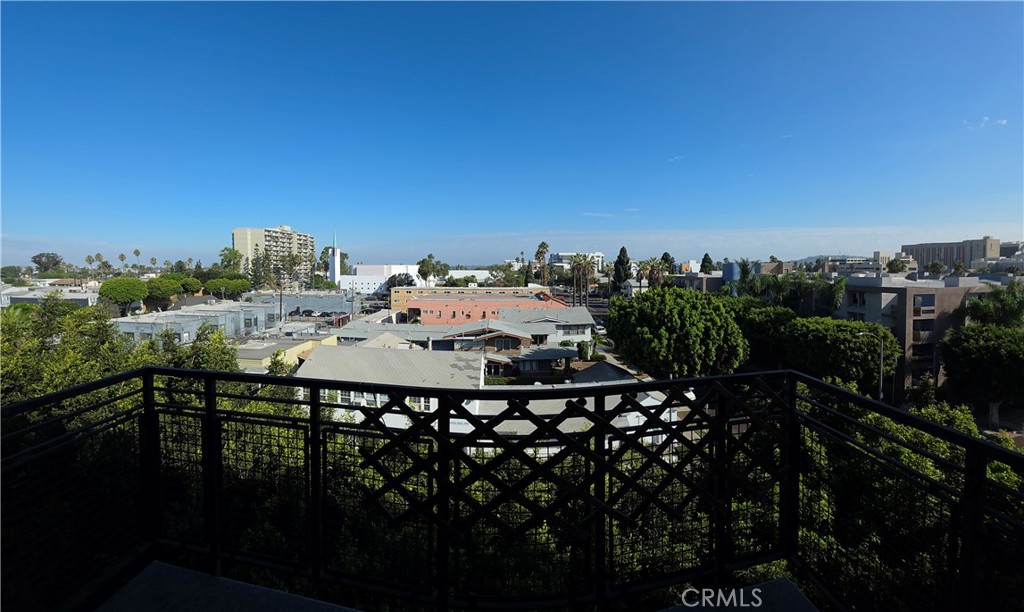 835 Locust Avenue, Unit 521 Long Beach, CA 90813 - Photo 9 of 18 a view of a chairs and table in a terrace