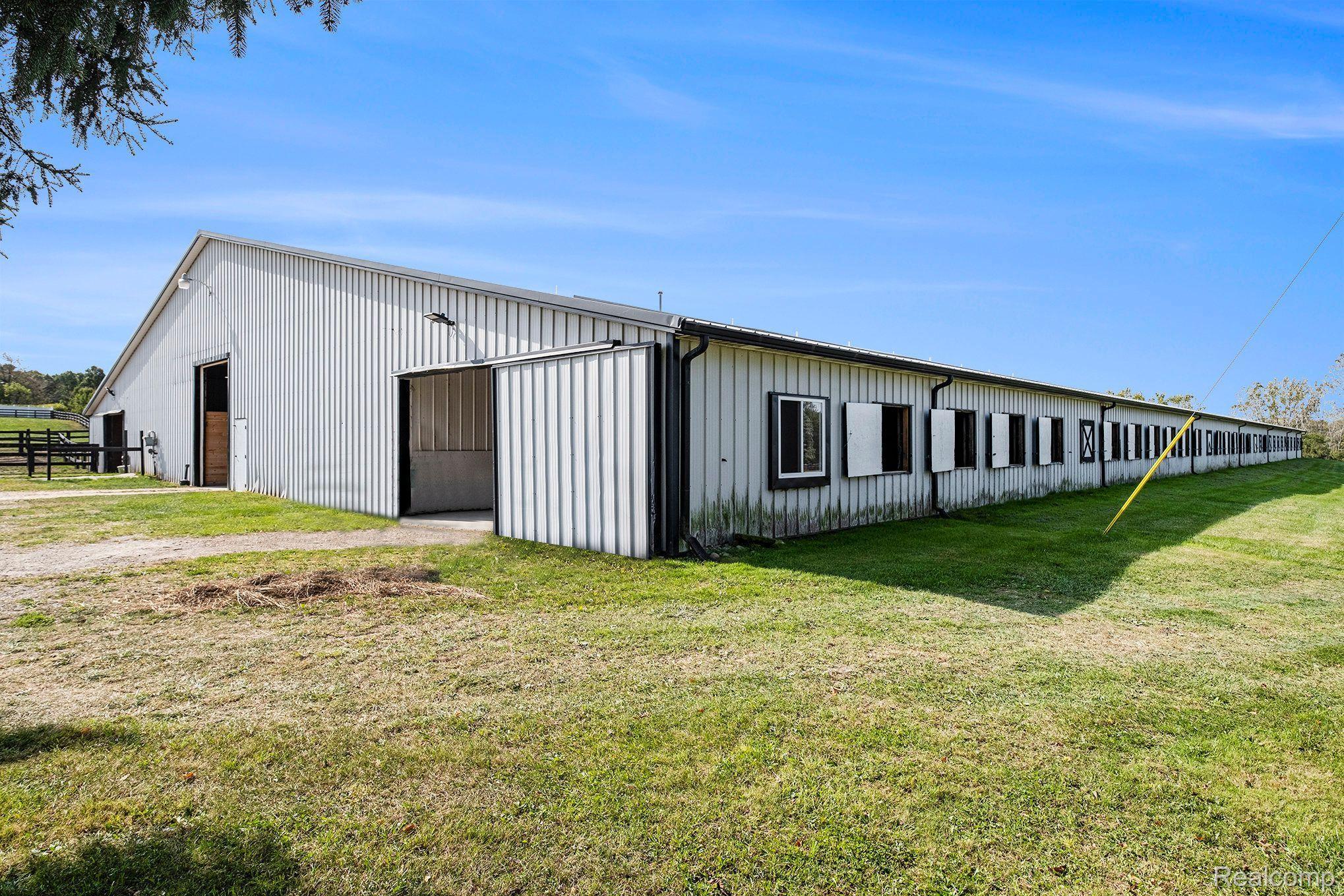 2208 East Dryden Road Metamora, MI 48455 - Photo 50 of 98 42 stalls - open air windows