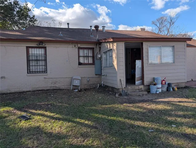 a view of a house with backyard