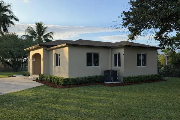 a view of a house with backyard and garden