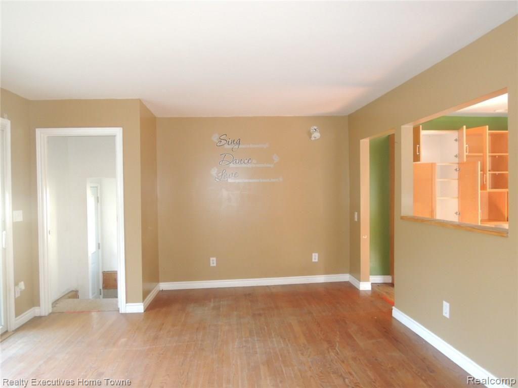 5583 Lakeshore Road Fort Gratiot, MI 48059 - Photo 9 of 16 DSCN5082.JPG