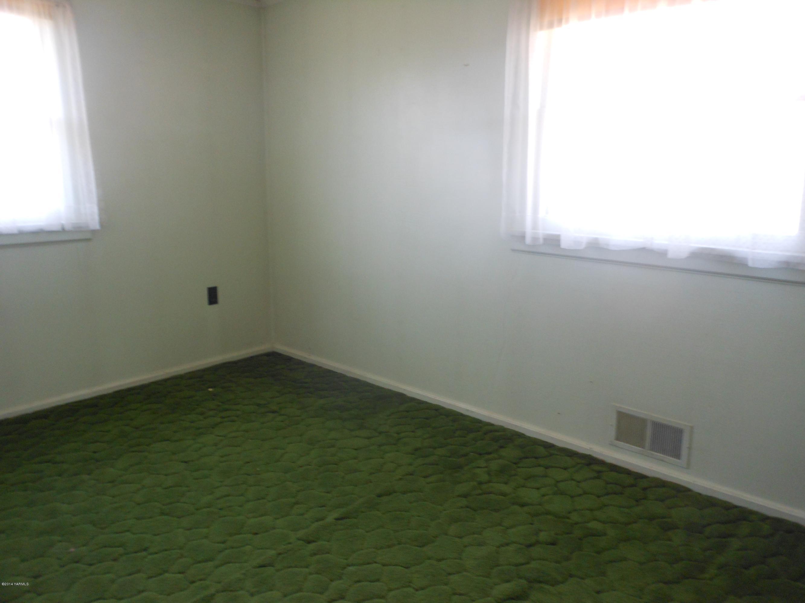 2921 Harrah Road Wapato, WA 98951 - Photo 14 of 29 an empty room with a window