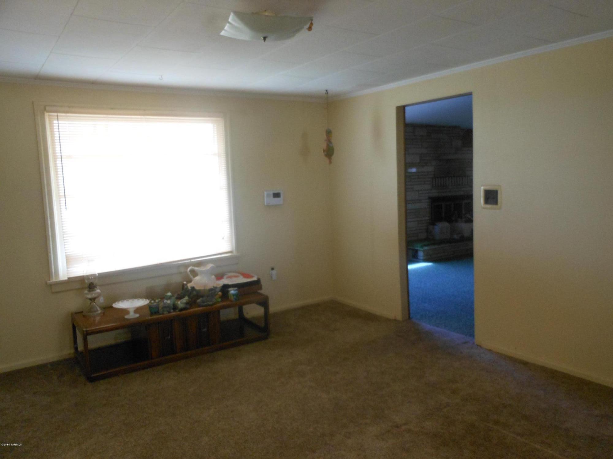 2921 Harrah Road Wapato, WA 98951 - Photo 5 of 29 an empty room with windows