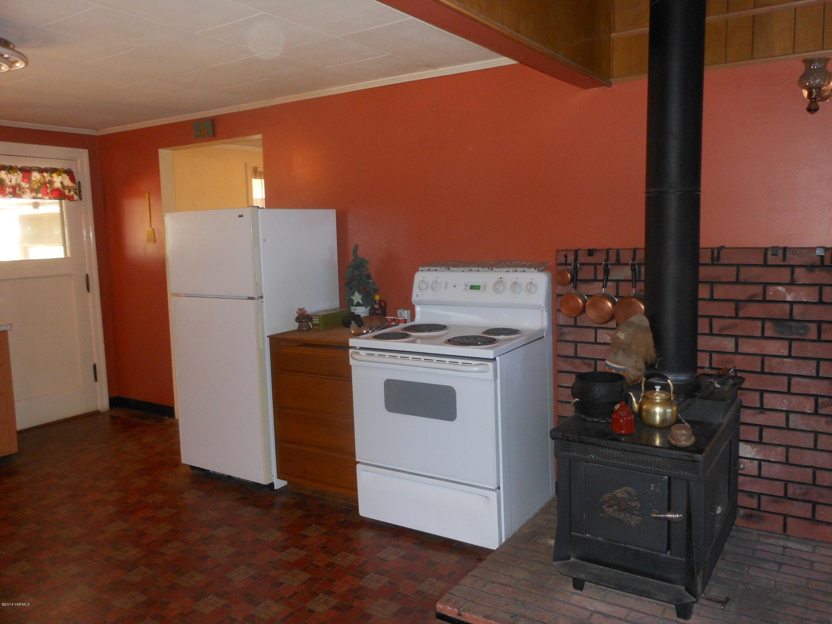 2921 Harrah Road Wapato, WA 98951 - Photo 6 of 29 a utility room with washer and dryer