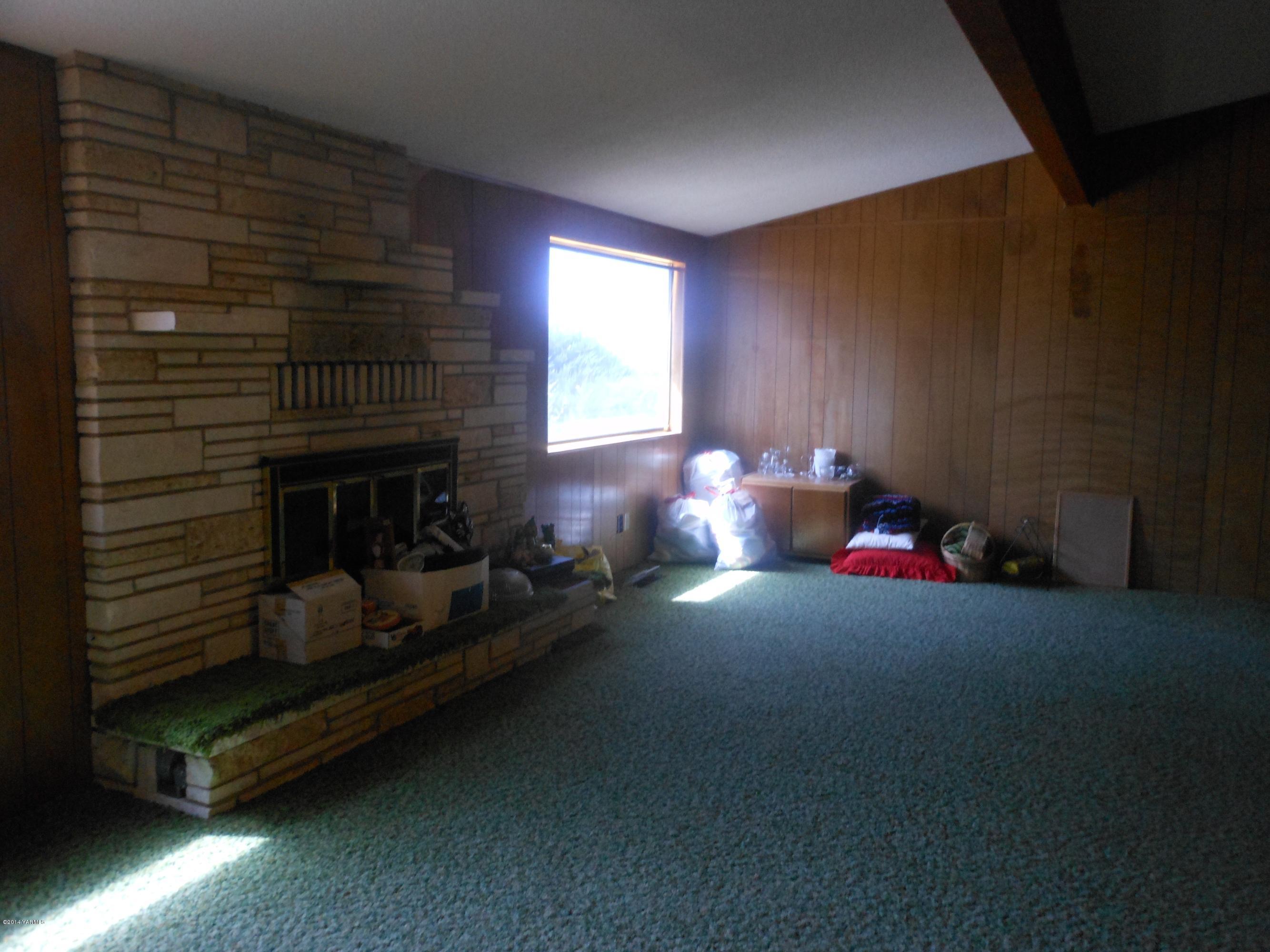 2921 Harrah Road Wapato, WA 98951 - Photo 10 of 29 a living room with furniture and a fireplace