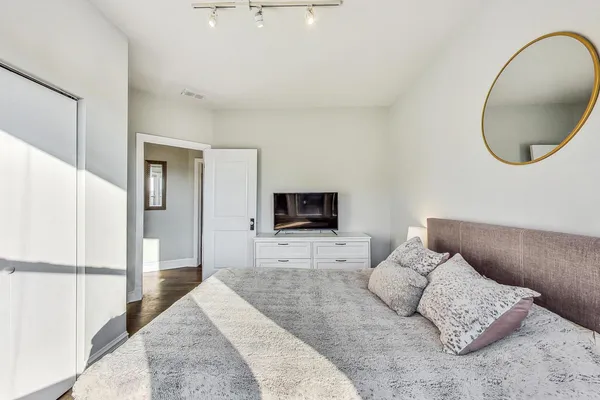$2,350 | 2541 North California Avenue, Unit 3, Chicago, IL 60647
