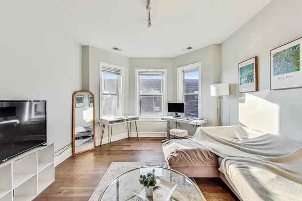 $2,350 | 2541 North California Avenue, Unit 3, Chicago, IL 60647