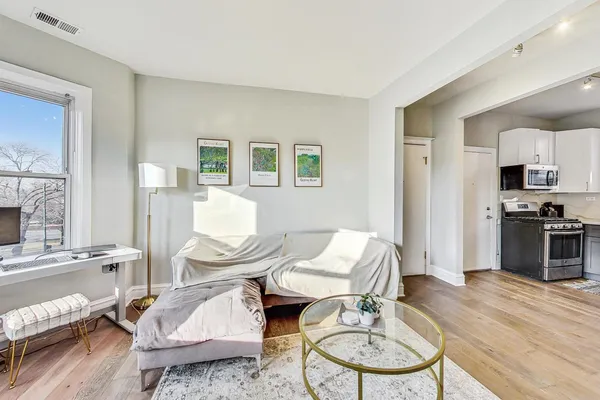 $2,350 | 2541 North California Avenue, Unit 3, Chicago, IL 60647