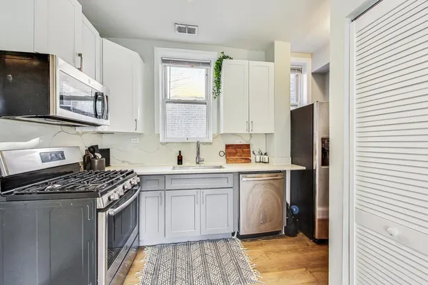 $2,350 | 2541 North California Avenue, Unit 3, Chicago, IL 60647