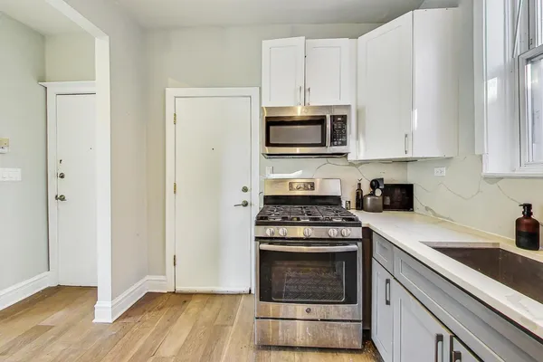 $2,350 | 2541 North California Avenue, Unit 3, Chicago, IL 60647