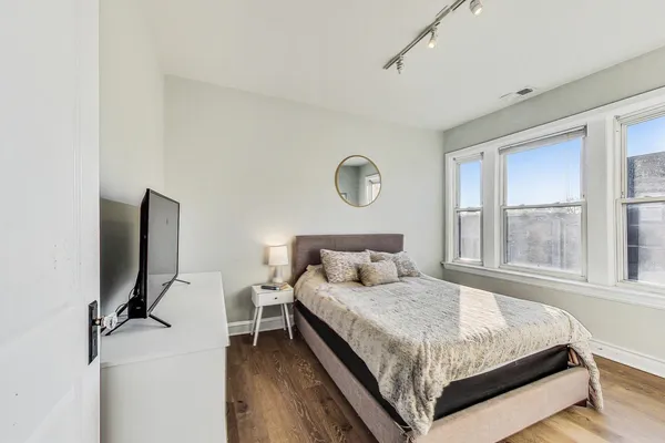 $2,350 | 2541 North California Avenue, Unit 3, Chicago, IL 60647