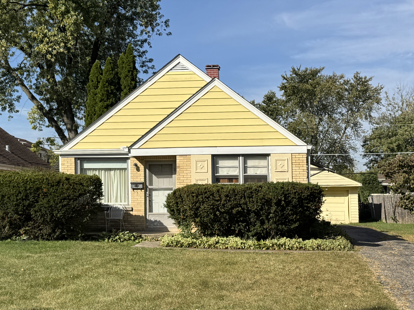 112 Iowa Avenue Addison, IL 60101 - Photo 1 of 16 a front view of a house with a yard
