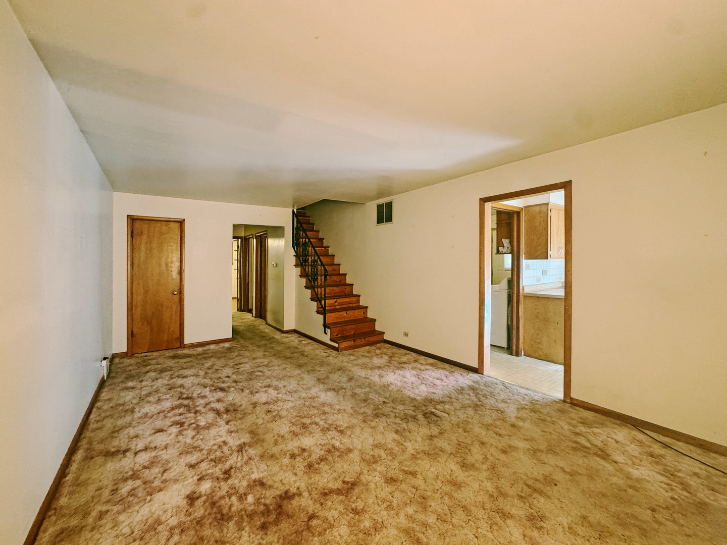 112 Iowa Avenue Addison, IL 60101 - Photo 2 of 16 a view of an empty room