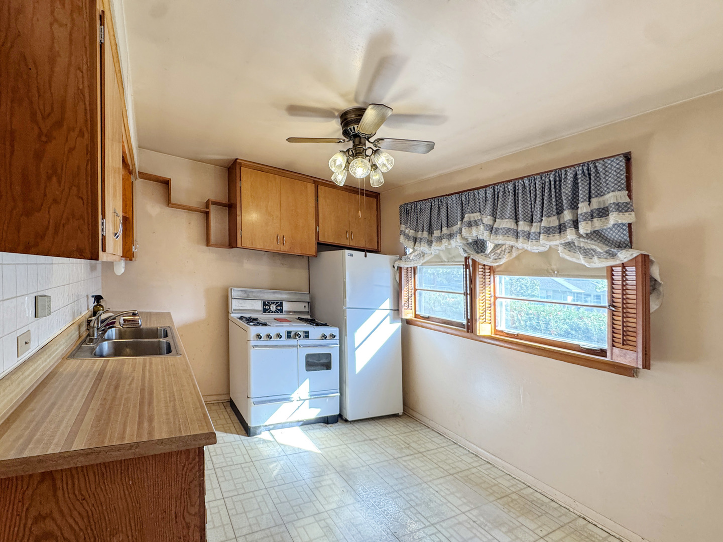 112 Iowa Avenue Addison, IL 60101 - Photo 3 of 16 a kitchen that has a lot of cabinets in it