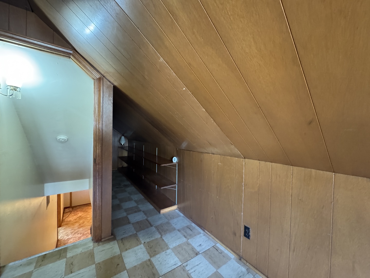 112 Iowa Avenue Addison, IL 60101 - Photo 8 of 16 a view of a hallway