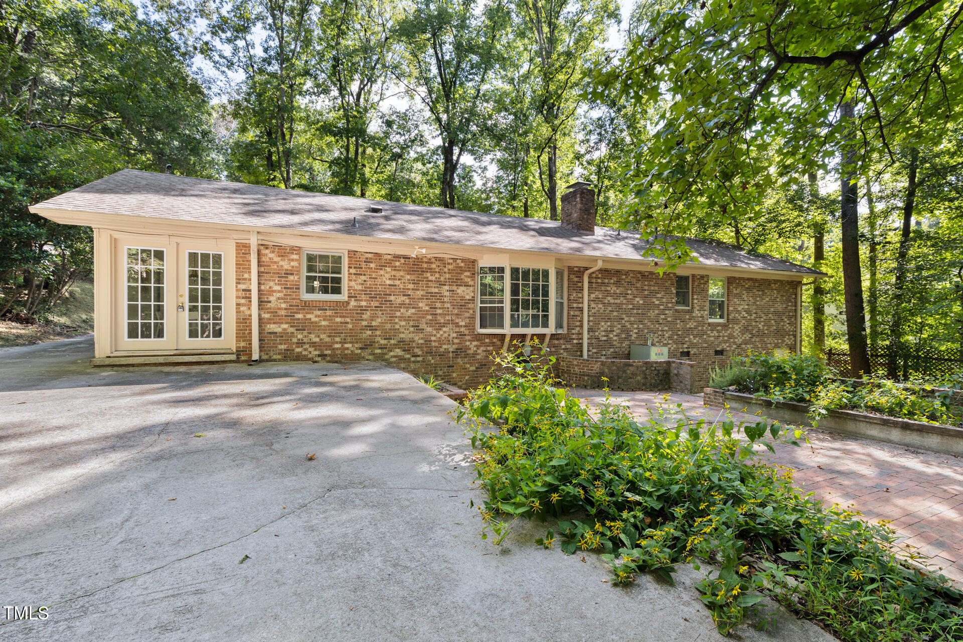 324 Woodhaven Road Chapel Hill, NC 27514 - Photo 28 of 32 front view of a house with a yard