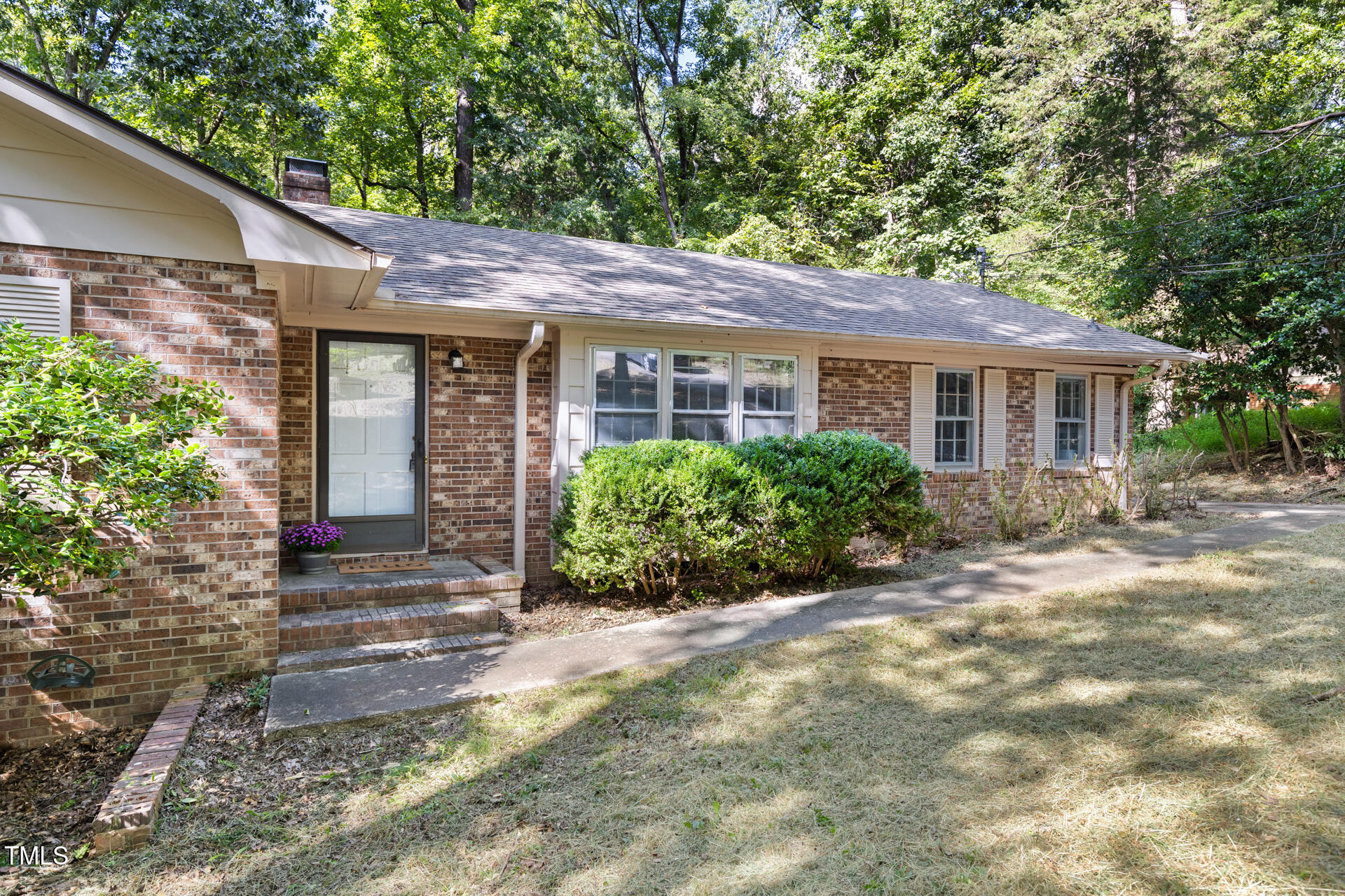 324 Woodhaven Road Chapel Hill, NC 27514 - Photo 2 of 32 a view of outdoor space yard and front view of a house