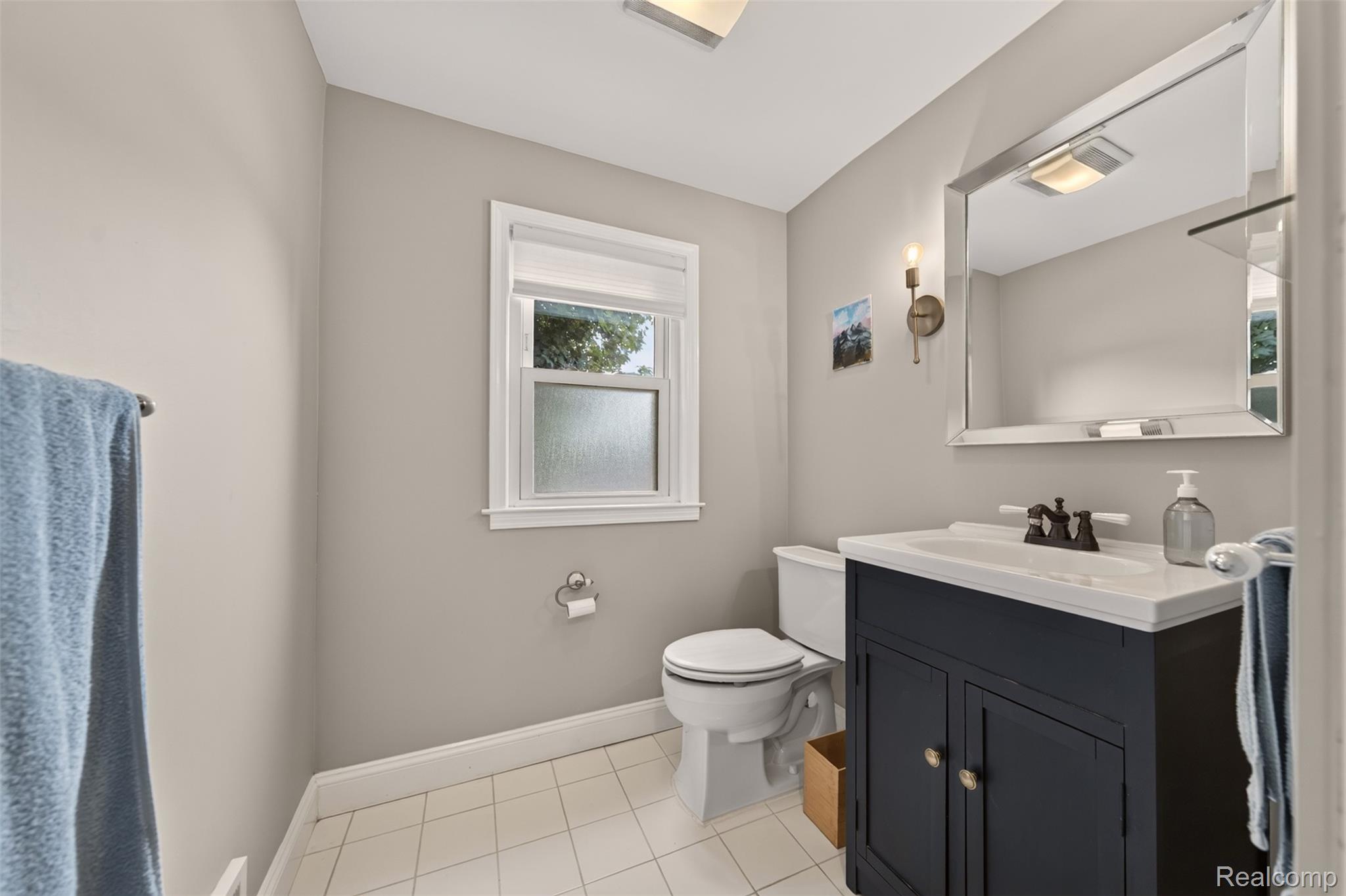 2925 Bembridge Road Royal Oak, MI 48073 - Photo 28 of 44 Full bath on second floor