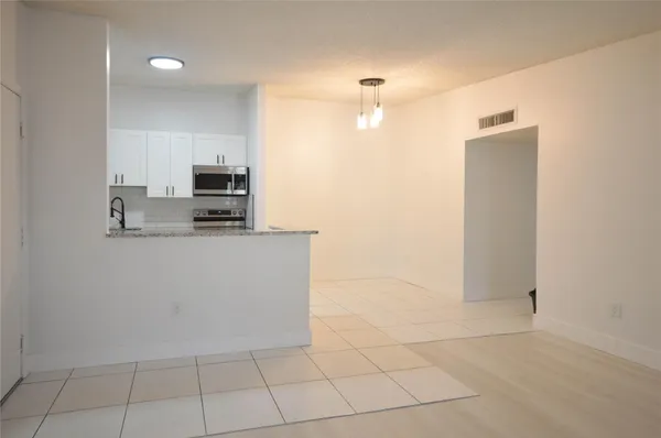 $2,050 | 9499 West McNab Road, Unit 208, Tamarac, FL 33321