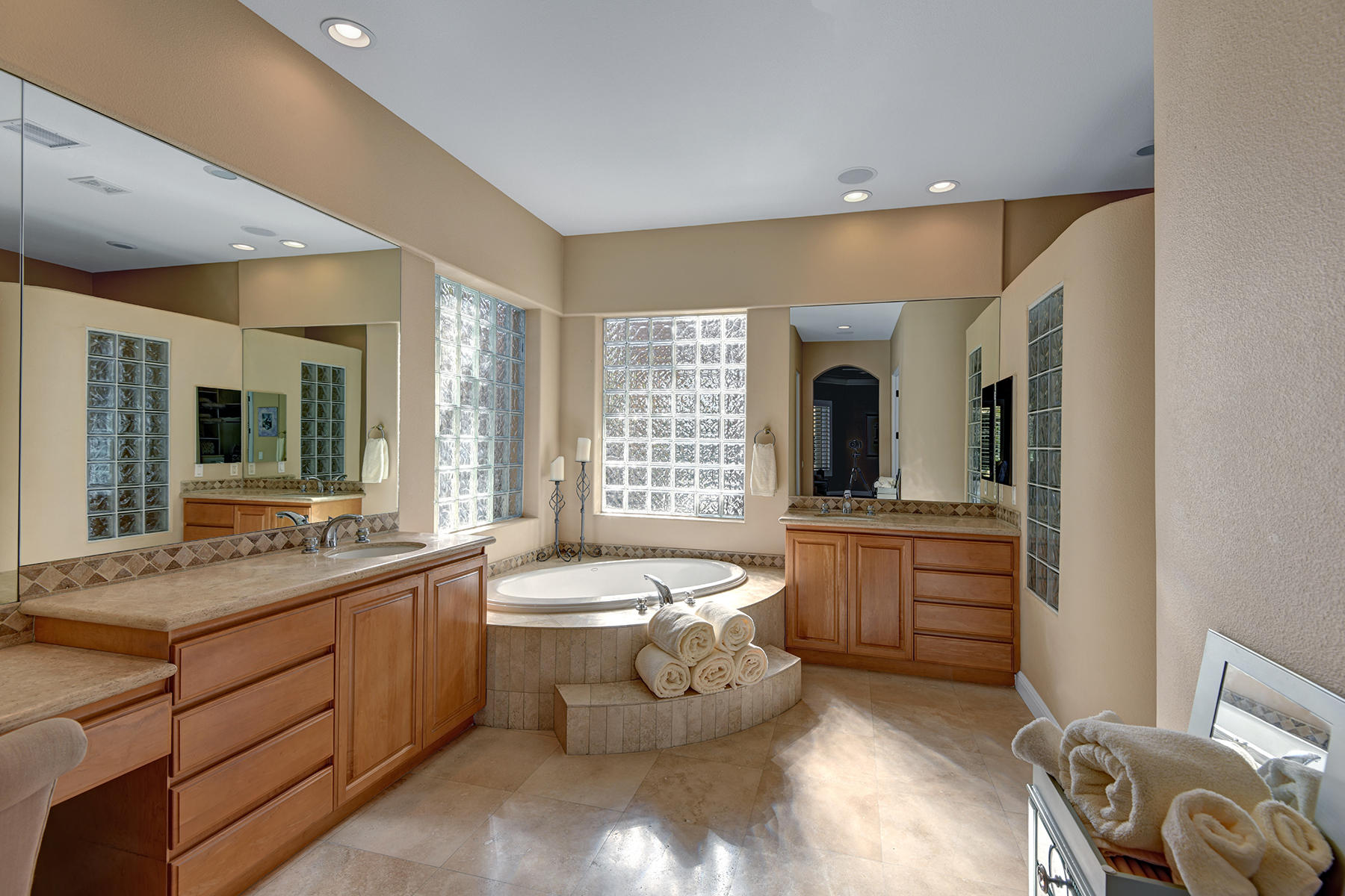 80448 Riviera La Quinta, CA 92253 - Photo 18 of 29 MASTER BATHROOM MLS