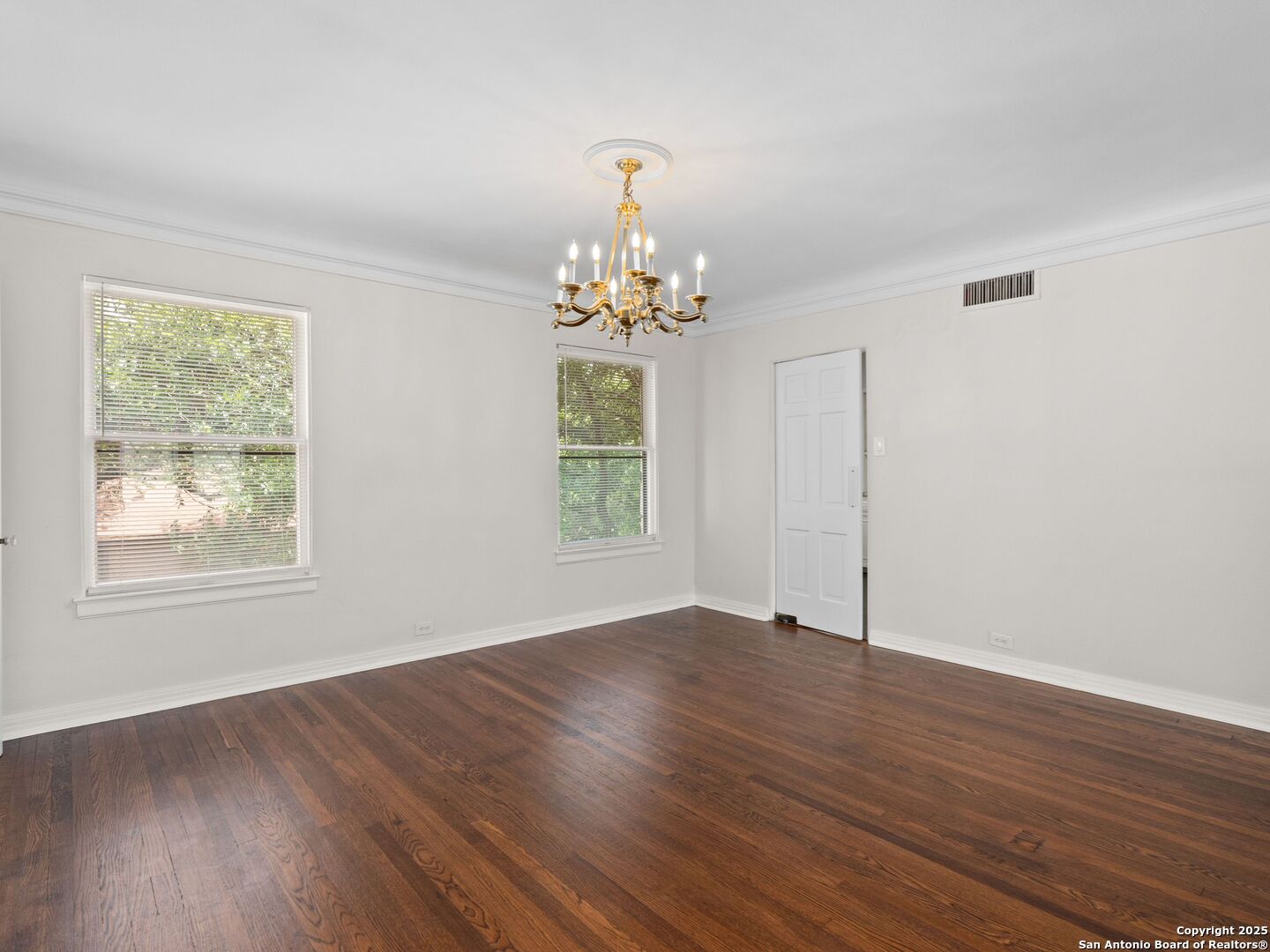 146 Terrell Road Alamo Heights, TX 78209 - Photo 8 of 29 an empty room that has a window