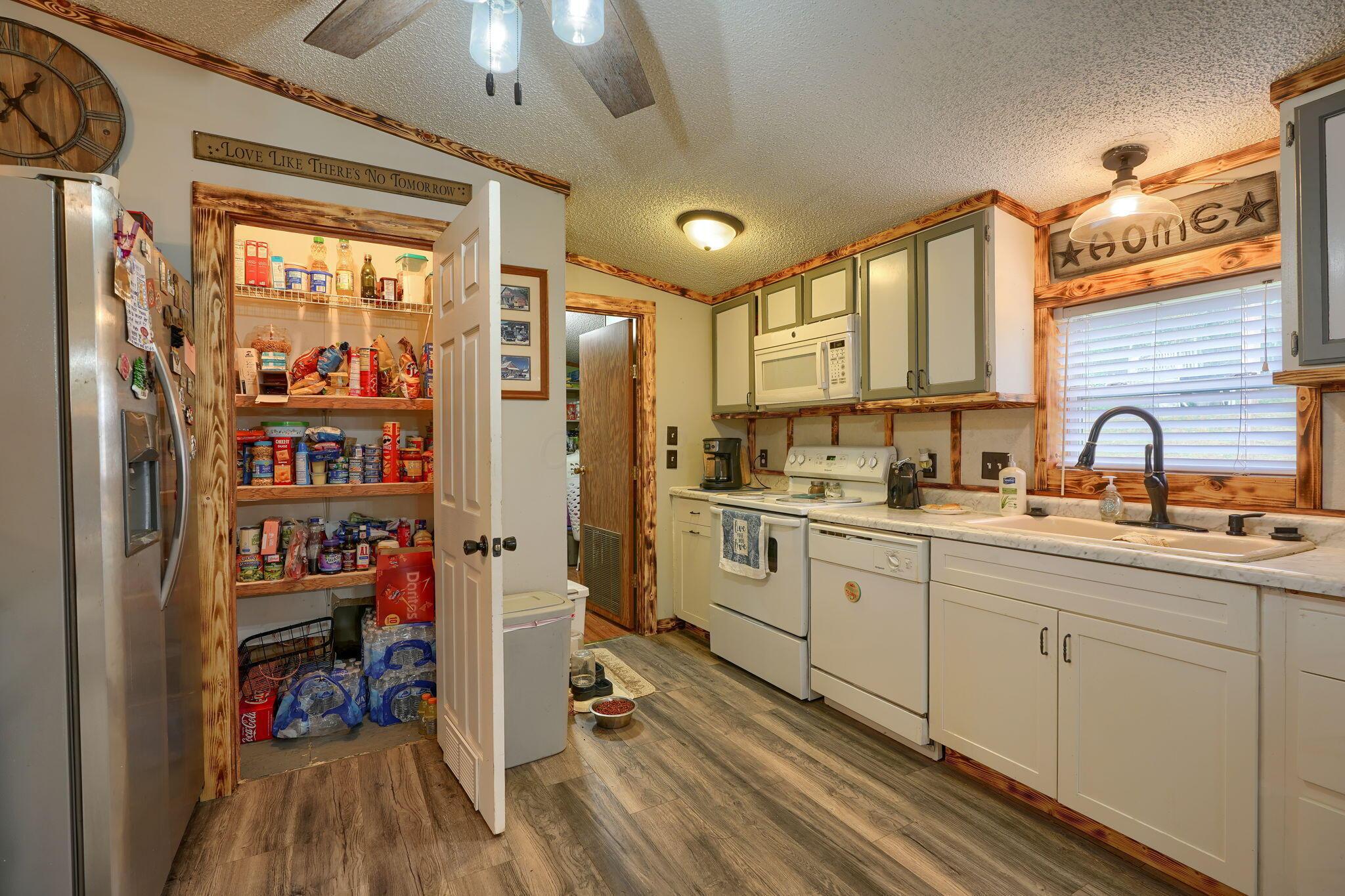 1048 Beatty Road Waverly, OH 45690 - Photo 13 of 28 Pantry-Kitchen