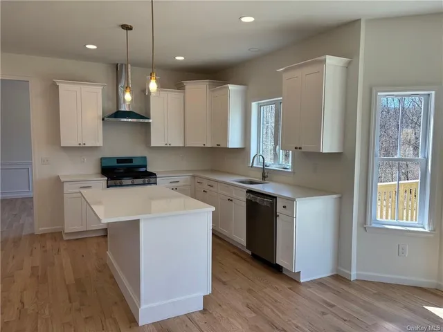 $865,000 | 4 Rosewood, New Windsor, NY 12553