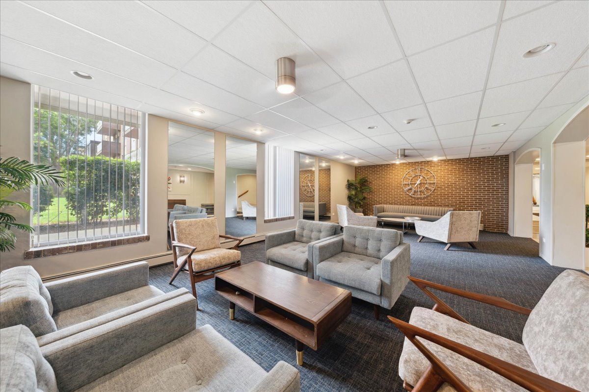 1321 South Finley Road, Unit 214 Lombard, IL 60148 - Photo 3 of 17 Gallery Image 3
