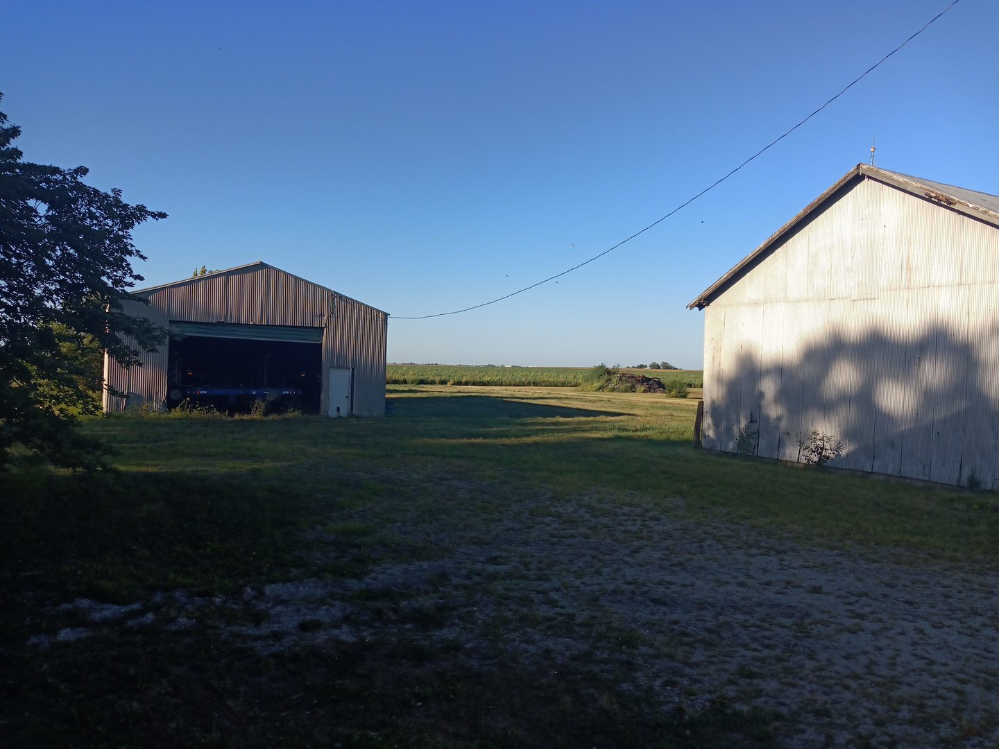a view of a house with backyard and garden