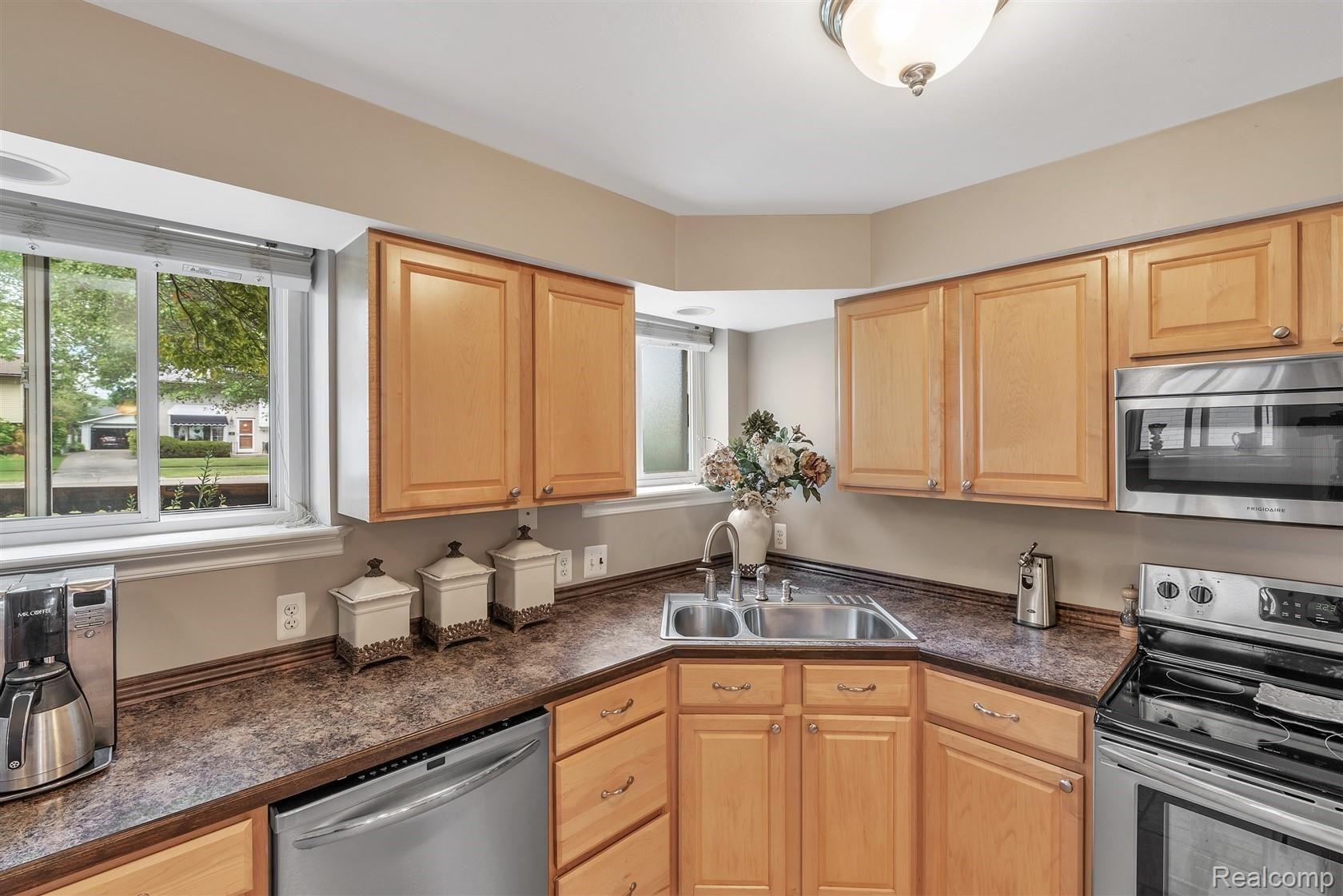 29549 Curtis Road Livonia, MI 48152 - Photo 17 of 46 21-29549 Curtis Rd-WindowStill-Real.jpg