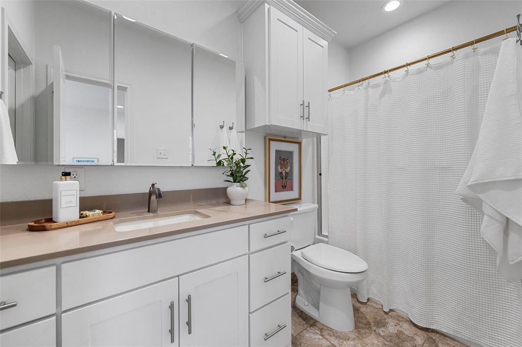 2016 South 11th Street Waco, TX 76706 - Photo 22 of 40 ensuite bathroom 5 (upstairs)