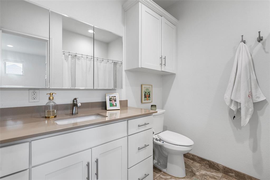 2016 South 11th Street Waco, TX 76706 - Photo 28 of 40 ensuite bathroom 3 (upstairs)