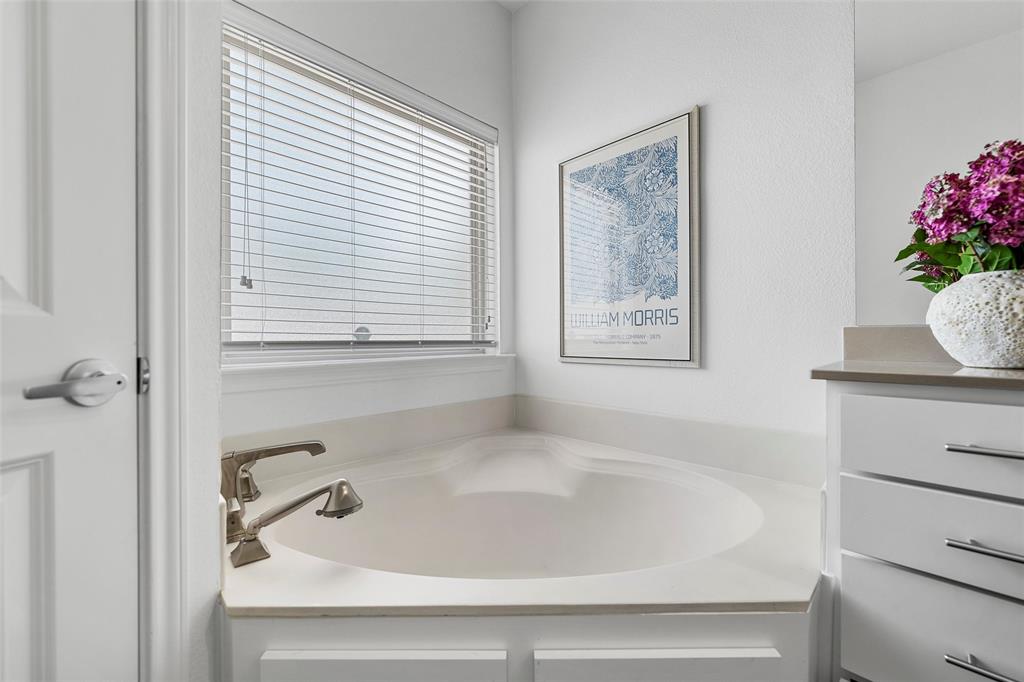 2016 South 11th Street Waco, TX 76706 - Photo 32 of 40 large soaking tub; built with possibility of single family residence if desired
