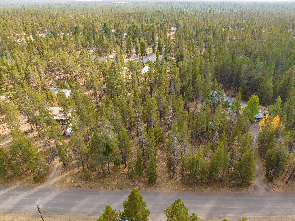 16877 Indigo Road Bend, OR 97707 - Photo 3 of 6 02