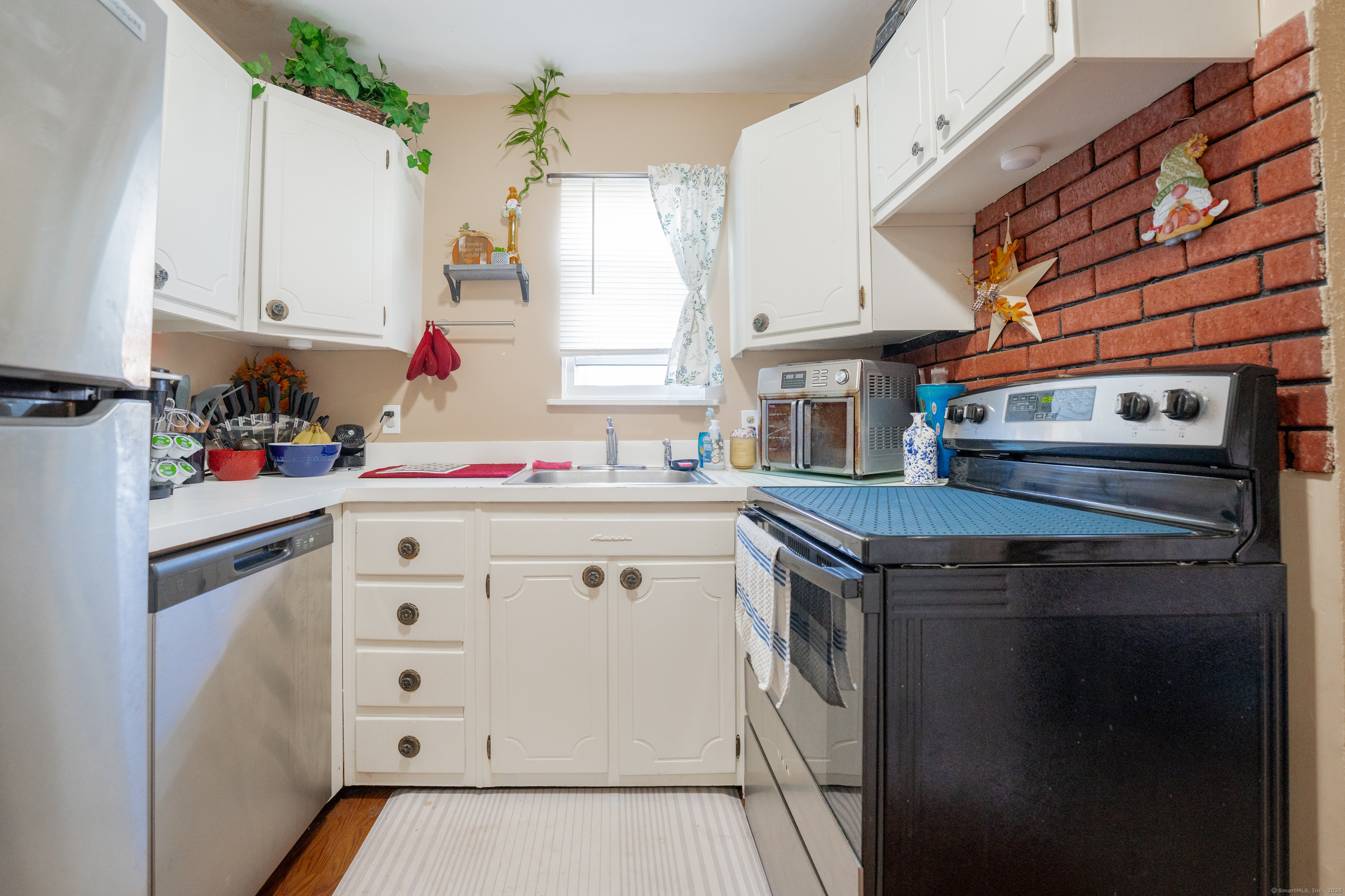 48 Round Tree Drive, Unit 5 Naugatuck, CT 06770 - Photo 3 of 13 a kitchen with appliances a sink and cabinets