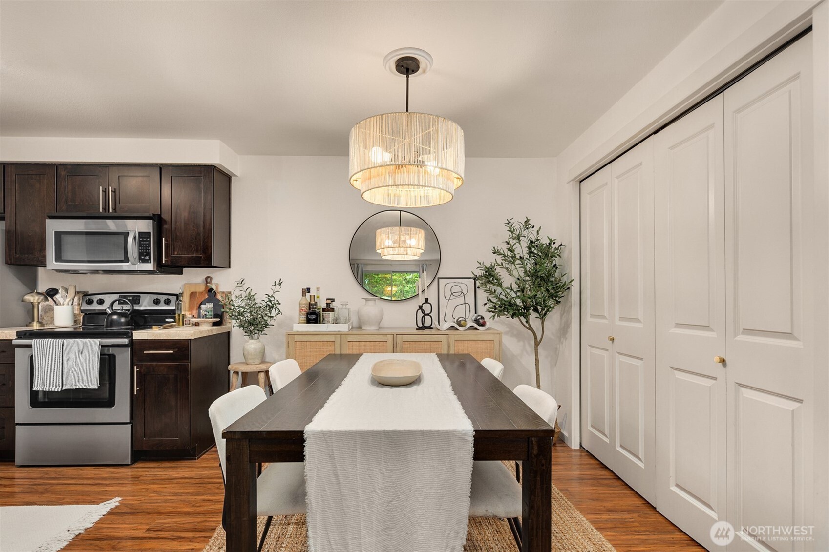 215 9th Street, Unit D102 Kirkland, WA 98033 - Photo 9 of 32 a view of a dining room and kitchen with a table chairs