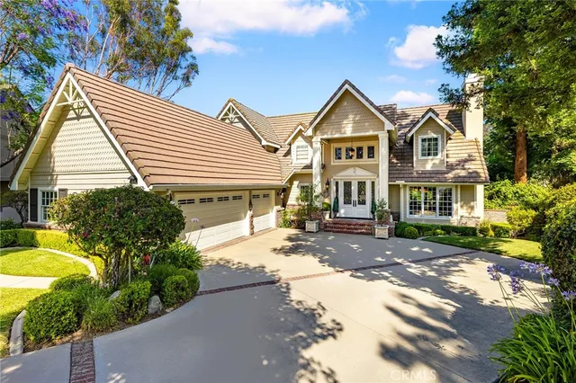 a view of entryway livingroom and hall