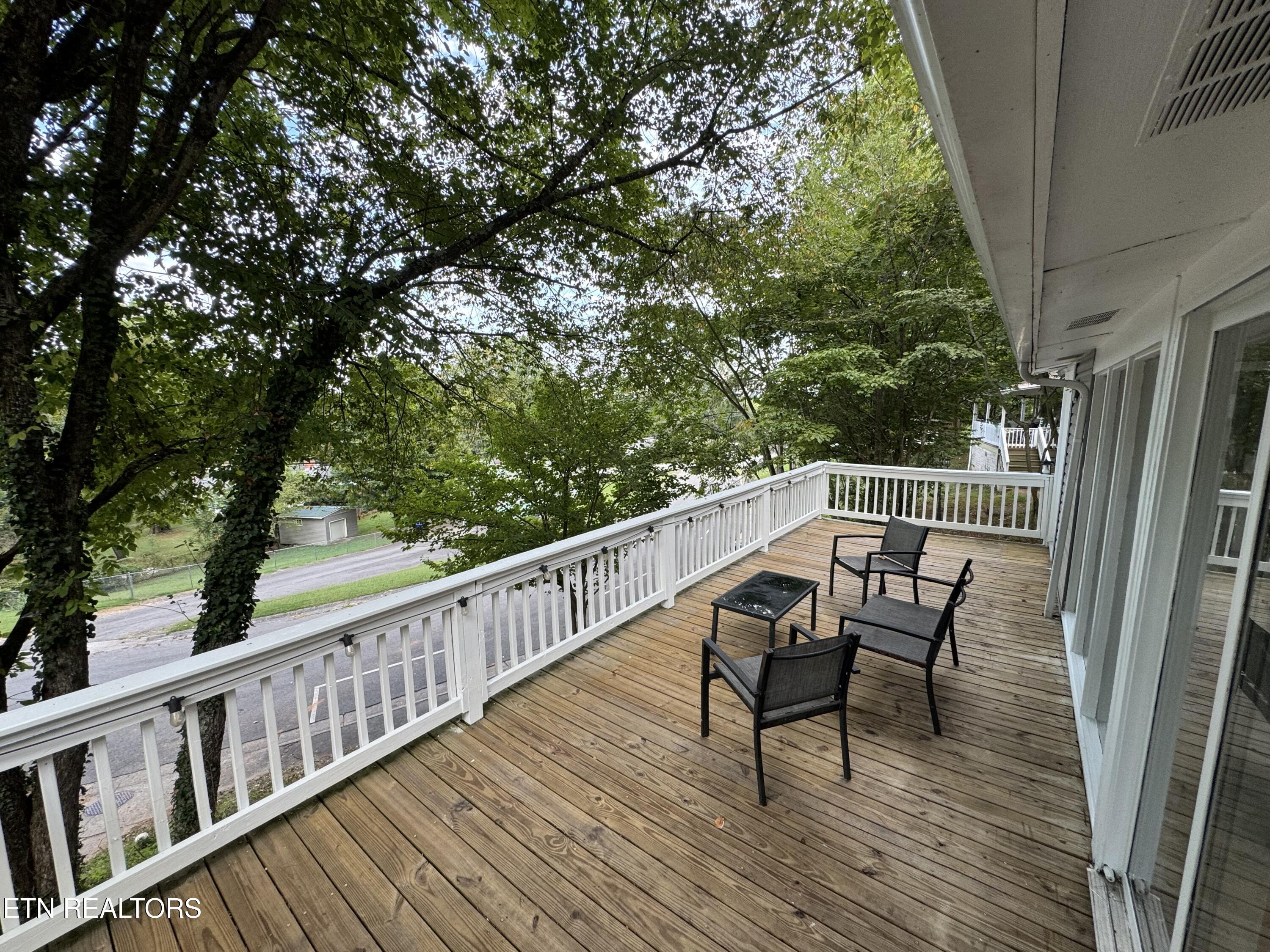 102 Oxford Road Oak Ridge, TN 37830 - Photo 4 of 58 .