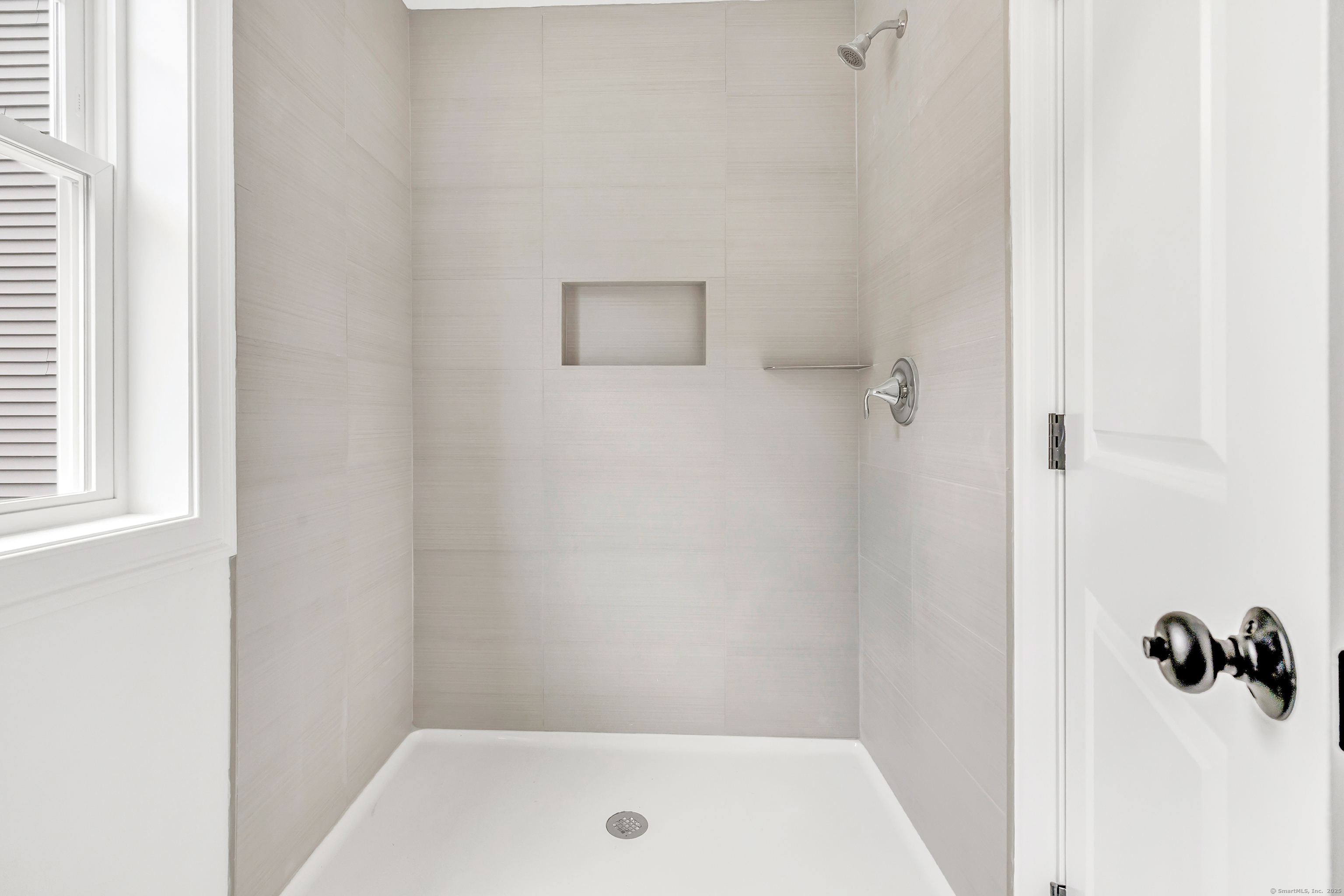 5 Windward Way, Unit 5 Waterford, CT 06385 - Photo 5 of 6 a bathroom with a tub