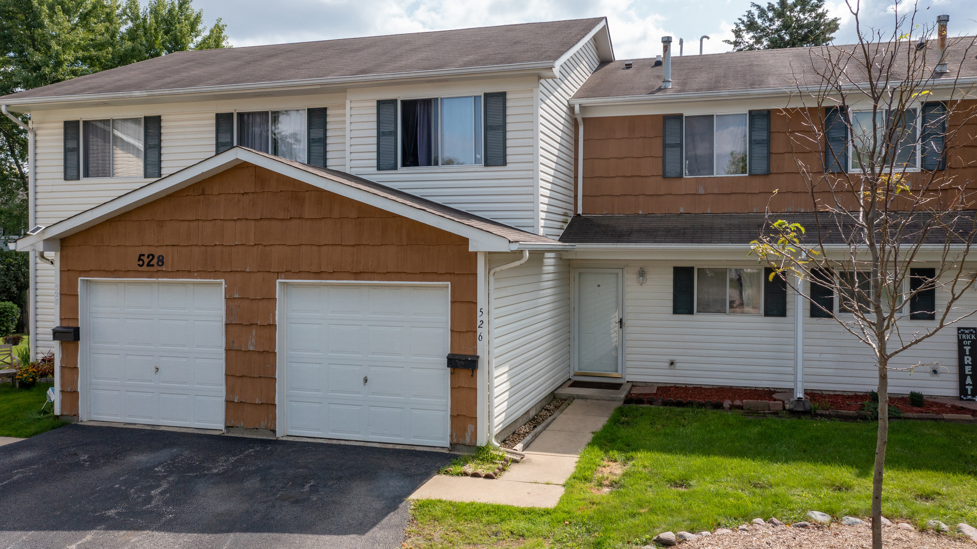 526 Alton Court Carol Stream, IL 60188 - Photo 1 of 1 a front view of a house with garden