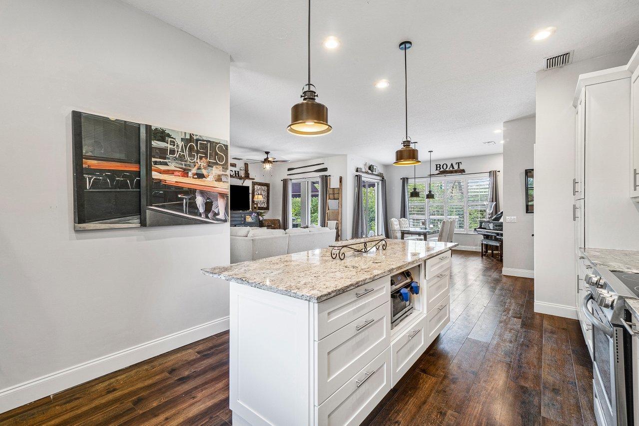 706 Warren Drive Jupiter, FL 33458 - Photo 12 of 36 013-706WarrenDrive-Jupiter-FL-33458-SMAL