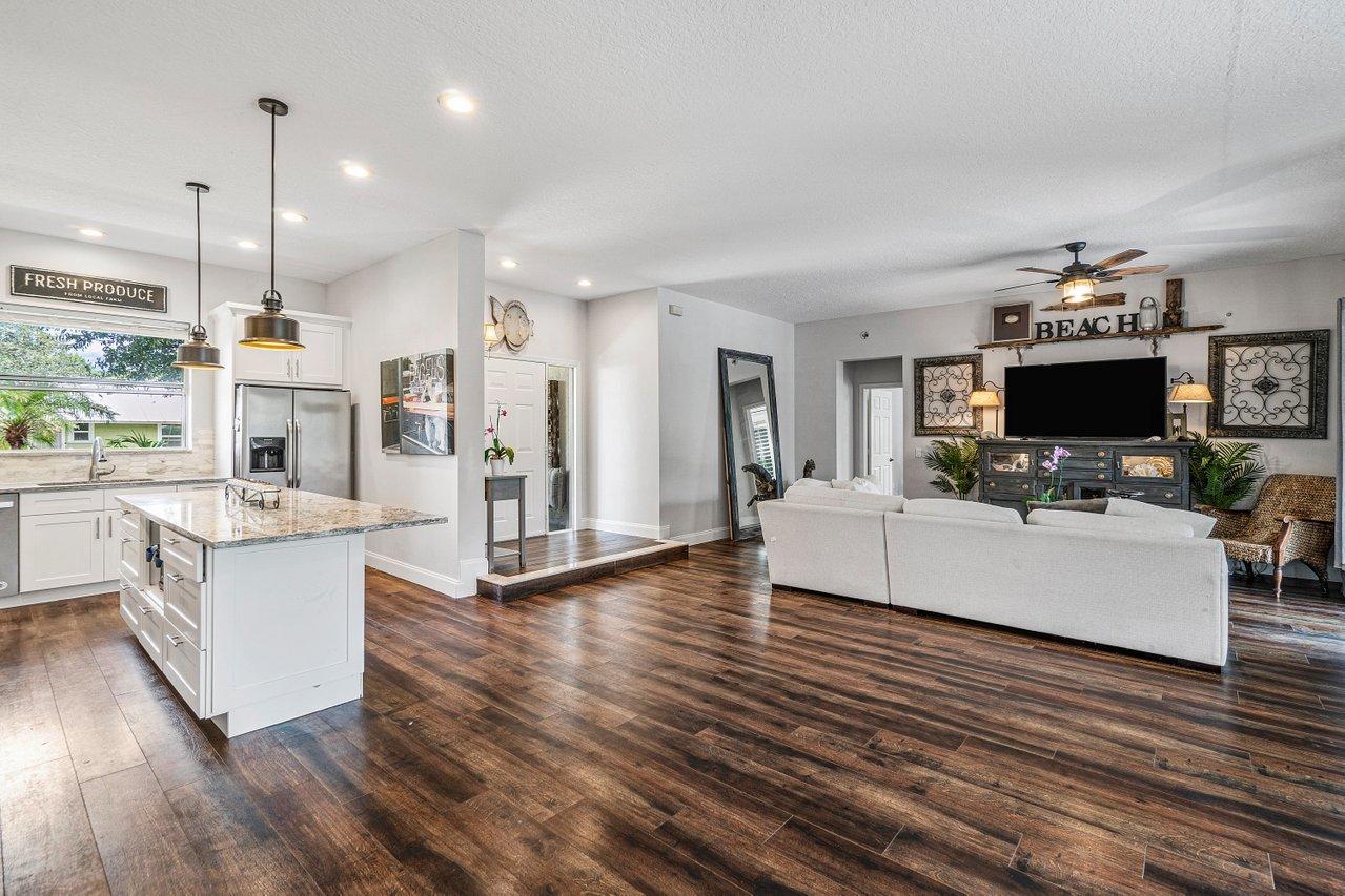 706 Warren Drive Jupiter, FL 33458 - Photo 13 of 36 014-706WarrenDrive-Jupiter-FL-33458-SMAL