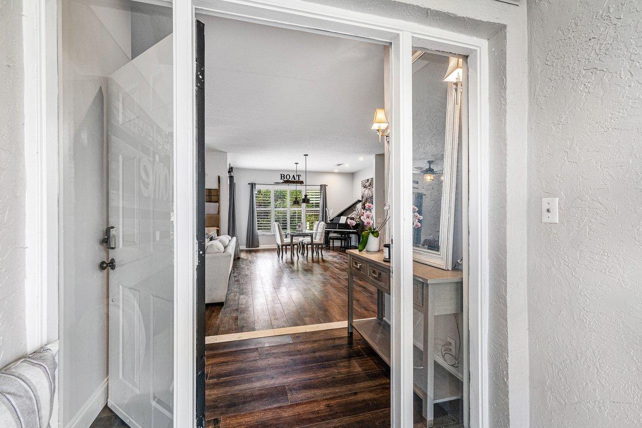 706 Warren Drive Jupiter, FL 33458 - Photo 4 of 36 005-706WarrenDrive-Jupiter-FL-33458-SMAL