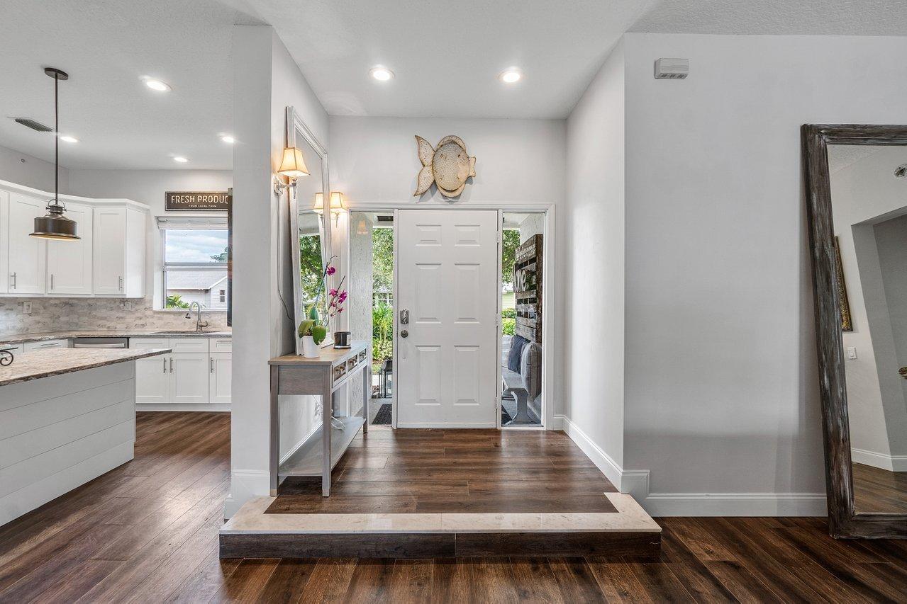 706 Warren Drive Jupiter, FL 33458 - Photo 5 of 36 006-706WarrenDrive-Jupiter-FL-33458-SMAL