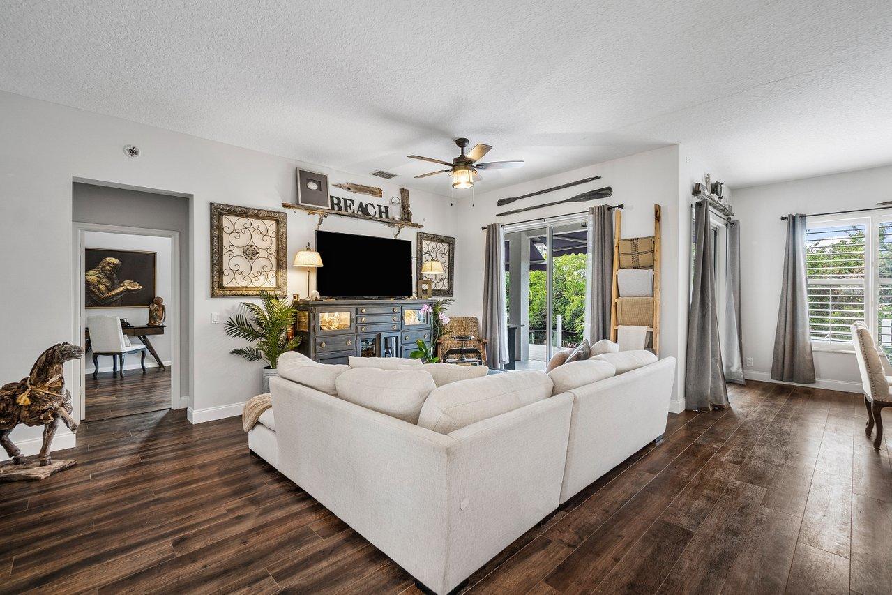 706 Warren Drive Jupiter, FL 33458 - Photo 6 of 36 007-706WarrenDrive-Jupiter-FL-33458-SMAL