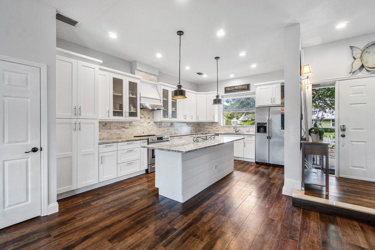 706 Warren Drive Jupiter, FL 33458 - Photo 10 of 36 011-706WarrenDrive-Jupiter-FL-33458-SMAL