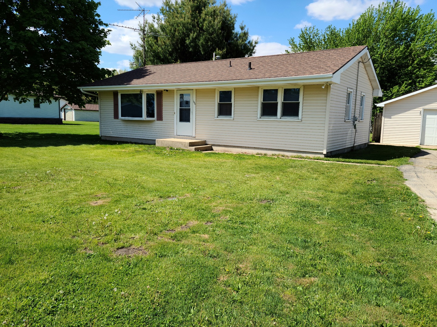 144 Summer Road Dixon, IL 61021 - Photo 1 of 1